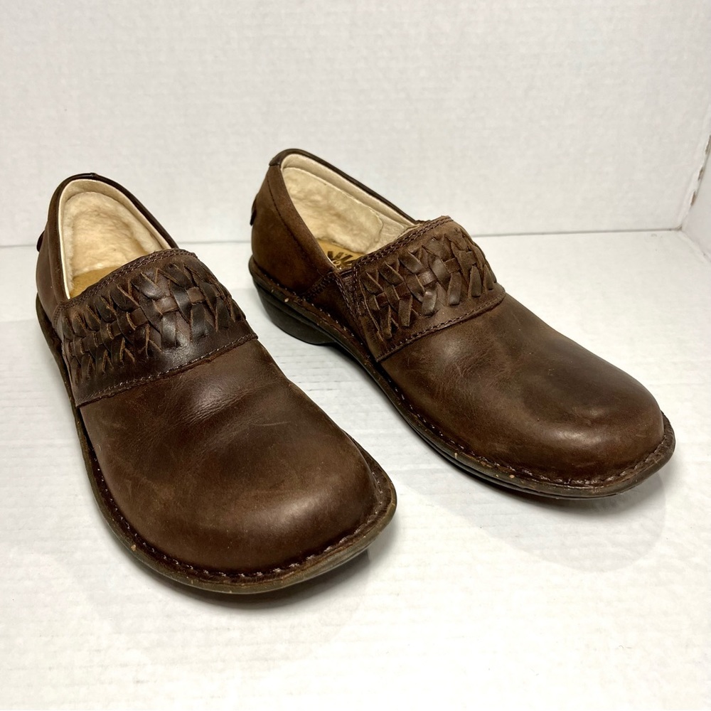 𝅺UGG Australia Anila Brown Leather Slip-On Shearling Lined Clogs size 7 New